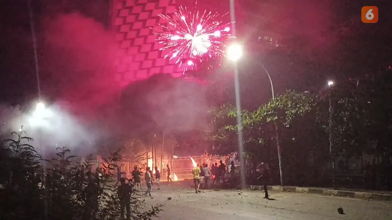 Bentrok warga vs mahasiswa Makassar, diwarnai saling tembak kembang api dan pelemparan molotov (Liputan6.com/Fauzan)