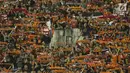 Suporter tim Macan Kemayoran memenuhi tribun jelang menyaksikan laga Persija melawan PSMS di laga pertama semifinal Piala Presiden 2018 di Stadion Manahan, Solo, Jawa Tengah, Sabtu (10/2). Persija menang 4-1. (Liputan6.com/Helmi Fithriansyah)
