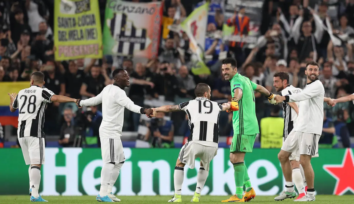 Ekspresi kiper Juventus, Gianluigi Buffon, saat melakukan selebrasi kemenangan usai timnya mengalahkan AS Monaco dalam laga semifinal Liga Champions. Buffon tercatat sebagai lima kiper terbaik di Liga Champions. (AFP/Valery Hache)