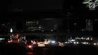 Sejumlah kendaraan melintas dengan kondisi jalan gelap tanpa penerangan akibat listrik padam di kawasan Jakarta, Minggu (4/8/2019). Pemadaman listrik serentak yang terjadi sejak Minggu siang mengubah suasana malam di ibu kota menjadi gelap gulita. (merdeka.com/Iqbal S. Nugroho)