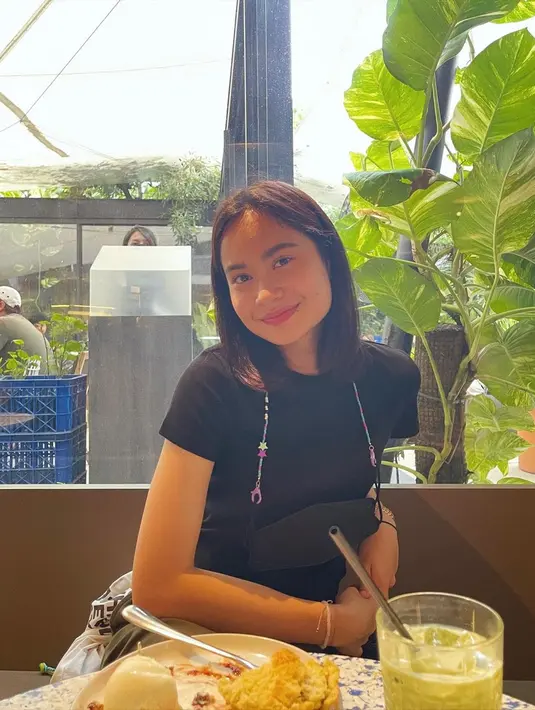 Anak kedua Abimana Aryasatya ini sudah memutuskan untuk terjun ke dunia hiburan seperti ayahnya. Satine pintar berakting dan bernyanyi. Darah seni yang ditularkan Abimana terlihat jelas dari diri Satine. Kini sebagai selebritas, gaya Satine selalu diperhatian seperti saat ia pakai outfit hitam. (Liputan6.com/IG/@satinezaneta)