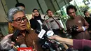 Direktur Utama PT Pertamina (Persero) Dwi Soetjipto menjawab pertanyaan wartawan saat berada di Gedung KPK usai menyerahkan Laporan Harta Kekayaan Penyelenggara Negara (LHKPN) di KPK, Jakarta, Senin (31/8/2015). (Liputan6.com/Herman Zakharia)