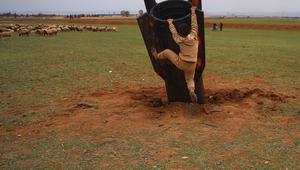 Seorang anak laki-laki mempertaruhkan nyawanya, di tengah bahaya amunisi, dengan mencoba memanjat proyektil Iran yang belum meledak di lapangan terbuka di pinggiran Qamishli, Suriah timur, Rabu 4 Maret 2026. Sebuah proyektil rudal Iran yang belum meledak (unexploded ordnance) mendarat di lapangan terbuka di pinggiran Qamishli, timur laut Suriah. (AP Photo/Baderkhan Ahmad)