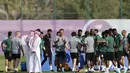 Pelatih Arab Saudi Prancis Herve Renard (tengah) berbicara dengan para pemainnya selama sesi latihan di Situs Pelatihan Sealine di Sealine, selatan Doha (21/11/2022). Arab Saudi akan bertanding melawan Argentina pada grup C Piala Dunia 2022 Qatar. (AFP/Khaled Desouki)