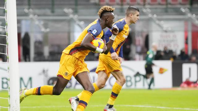 Foto: Diwarnai 2 Kartu Merah, AC Milan Bungkam AS Roma dan Tempel Ketat Inter Milan di Klasemen Liga Italia