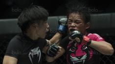 Petarung Cina, Xiong Jing Nan, memukul petarung Singapura, Tiffany Teo, saat laga One Championship di JCC Senayan, Jakarta, Sabtu (20/1/2018). Jing Nan berhasil merebut juara dunia kelas jerami. (Bola.com/Vitalis Yogi Trisna)