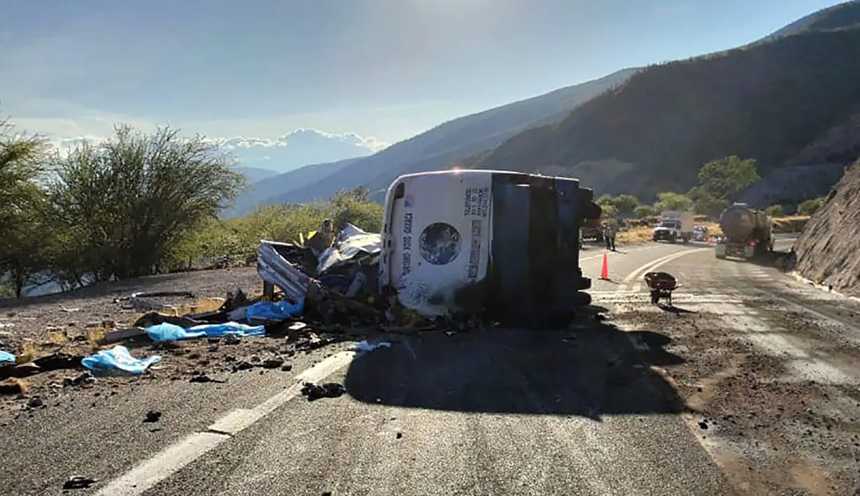 Gambar selebaran yang dirilis oleh Perlindungan Sipil Meksiko diambil di lokasi kecelakaan bus yang menewaskan sedikitnya 18 imigran, di Cuacnopalan, Negara Bagian Oaxaca, Jumat, 6 Oktober 2023. (Mexico's Civil Protection / AFP)