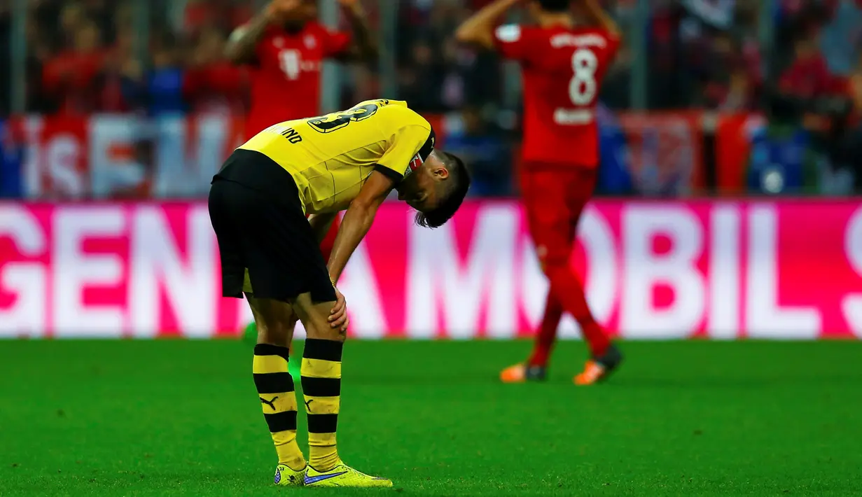 Pemain Borussia Dortmund Julian Weigl tertunduk lesu saat timnya kebobolan lima gol dalam lanjutan Bundesliga di Stadion Allianz Arena, Muenchen, Minggu (4/10/2015). Muenchen menang telak 5-1 atas Dortmund. (REUTERS/Michael Dalder)