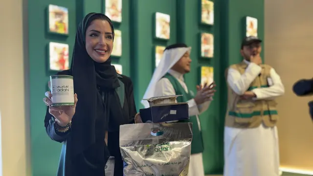 Pengunjung melihat pameran terkait pengelolaan penyembelihan hewan dam dan kurban oleh Adahi di Kantor Pusat Adahi, Makkah, Senin, 1 Juni 2026. (dok. Media Center Haji 2026)