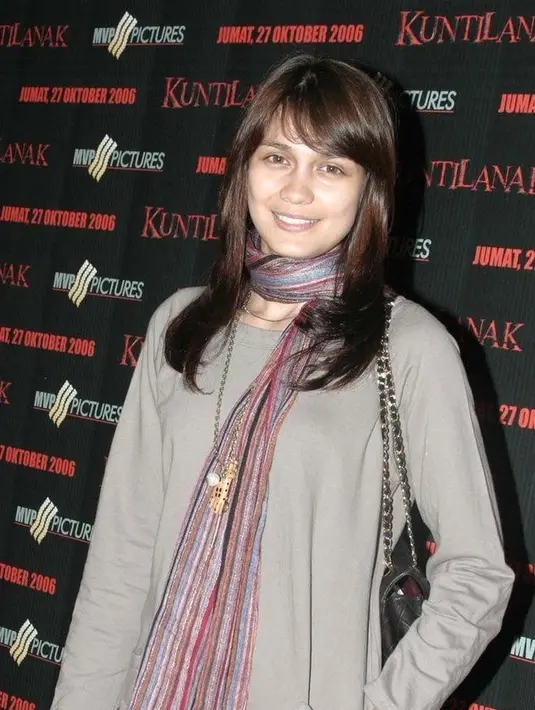 Di beberapa kesempatan, Luna selalu tampil tanpa makeup. Ia pun begitu percaya diri memerlihatkan wajah bare face nya. Saat itu ia tampil mengenakan syal dan atasan long sleeve. Kaa itu, ia sudah membawa tas Chanel hitam. [Dok. Kapanlagi.com]