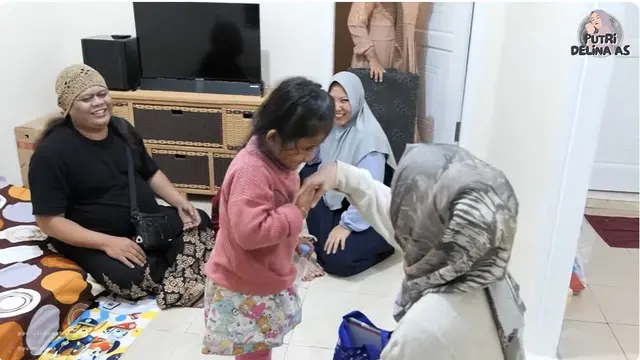 8 Potret Putri Delina Ziarah Makam Ibunda, Kunjungi Bintang Adik Sambungnya