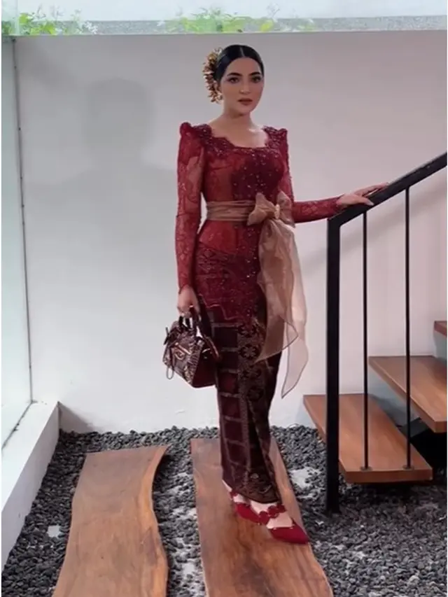 6 Potret Keluarga Hermansyah di Nikahan Kakak Sarah Menzel, Kompak Berbusana Adat Bali
