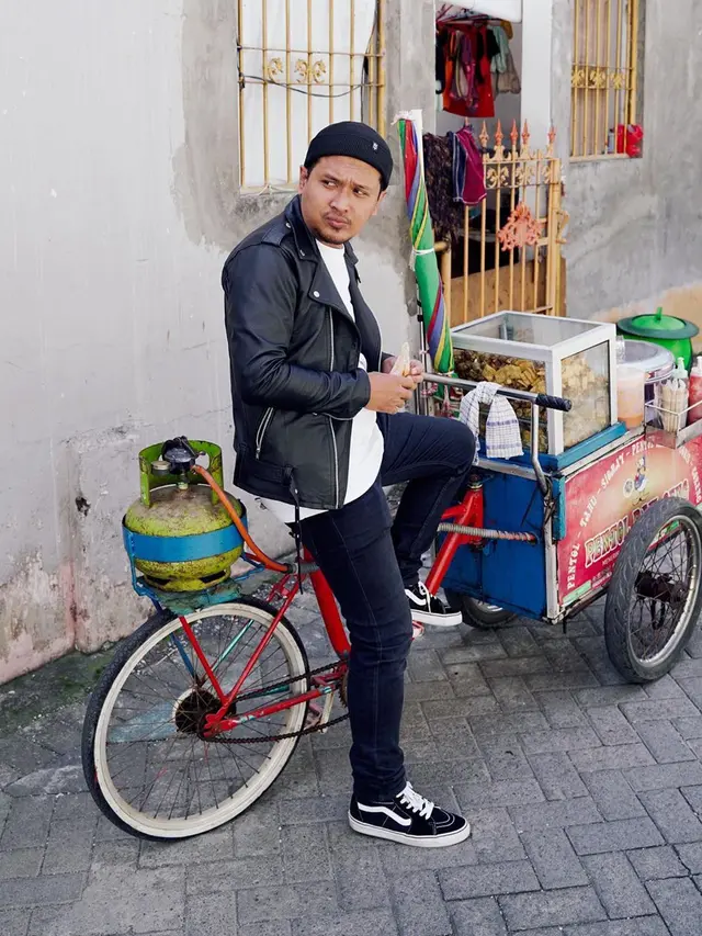 7 Potret Dono Pradana, Host Bondo Wani Majelis Lucu Indonesia yang Sedang Trending
