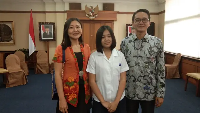 Celestine bersama dengan kedua orangtuanya