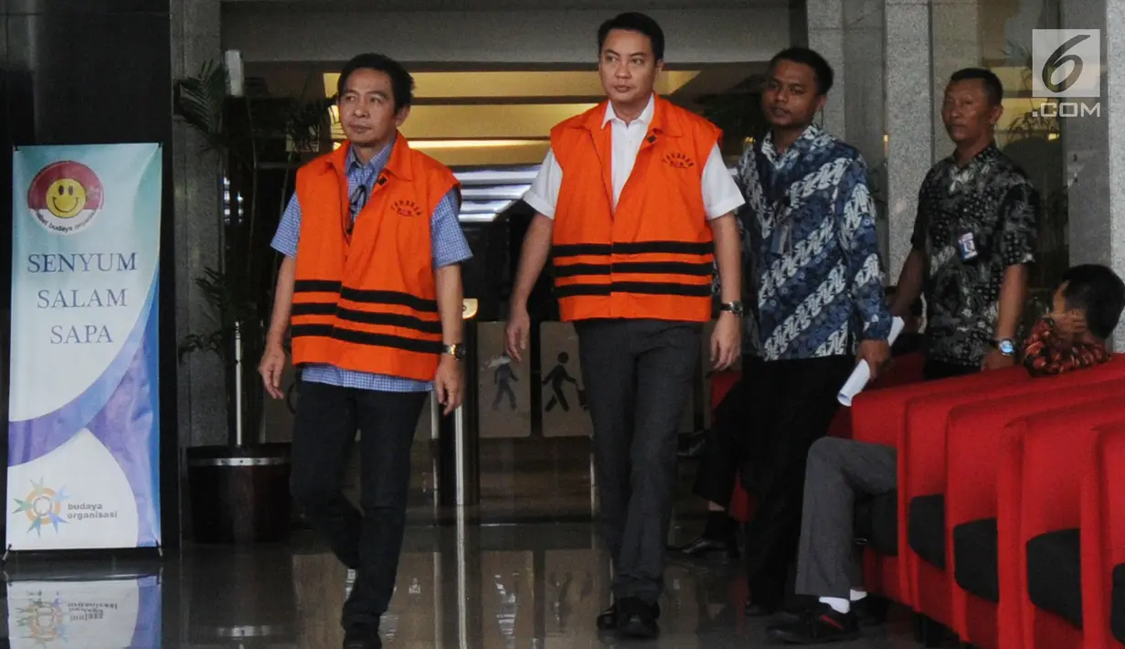 Dua tersangka Anggota Komisi I DPR dari Fraksi Golkar, Fayakhun Andriadi (kanan) dan Anggota DPRD Kota Malang Suprapto (kiri) usai menjalani pemeriksaan di KPK, Jakarta (13/4). (Merdeka.com/Dwi Narwoko)