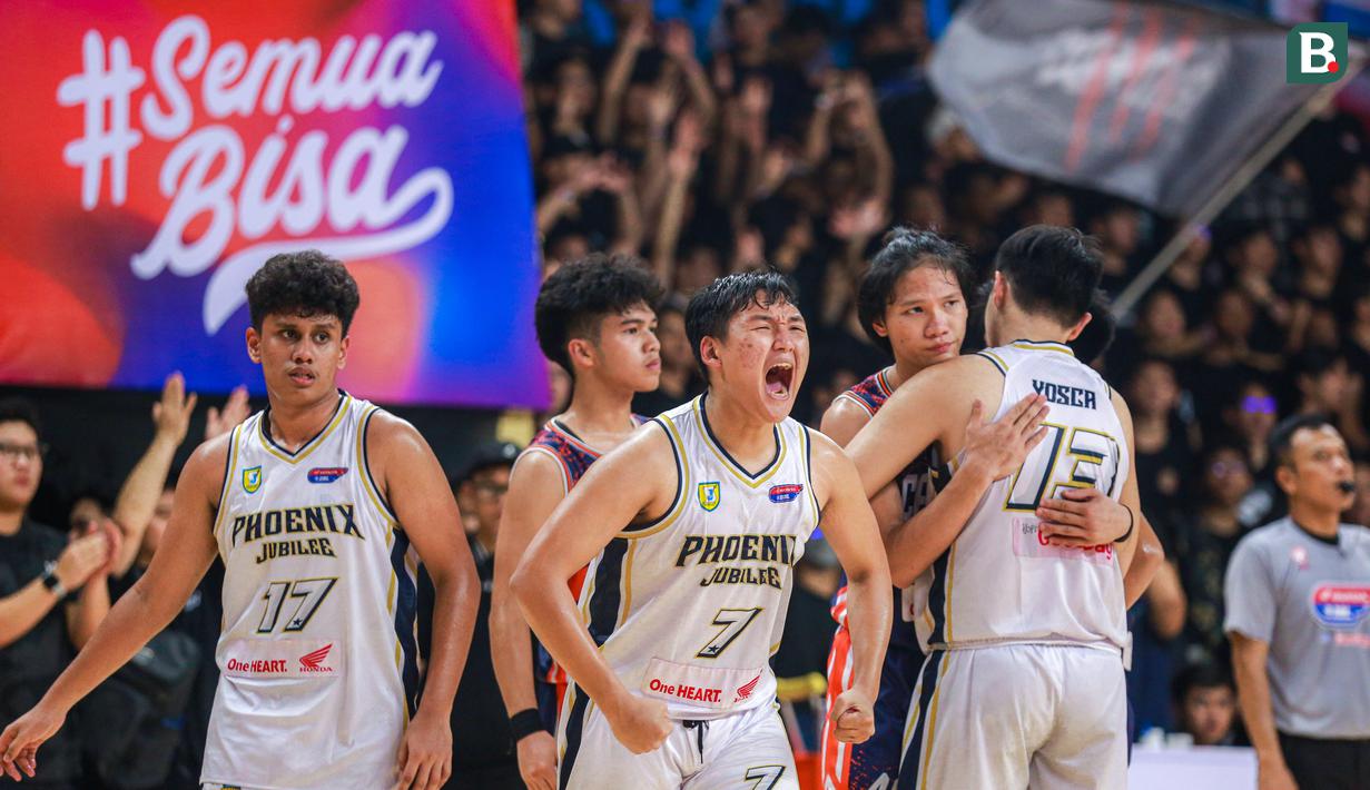 Pemain SMA Jubilee Jakarta, Ignatius Bryan Nggelan (tengah) merayakan kemenangan atas SMA Kolese Kanisius saat laga final putra DBL 2023/2024 Seri Jakarta Utara dan Jakarta Pusat antara SMA Jubilee di GOR Cempaka Putih, Jakarta Pusat, Jumat (18/08/2023). (Bola.com/Bagaskara Lazuardi)