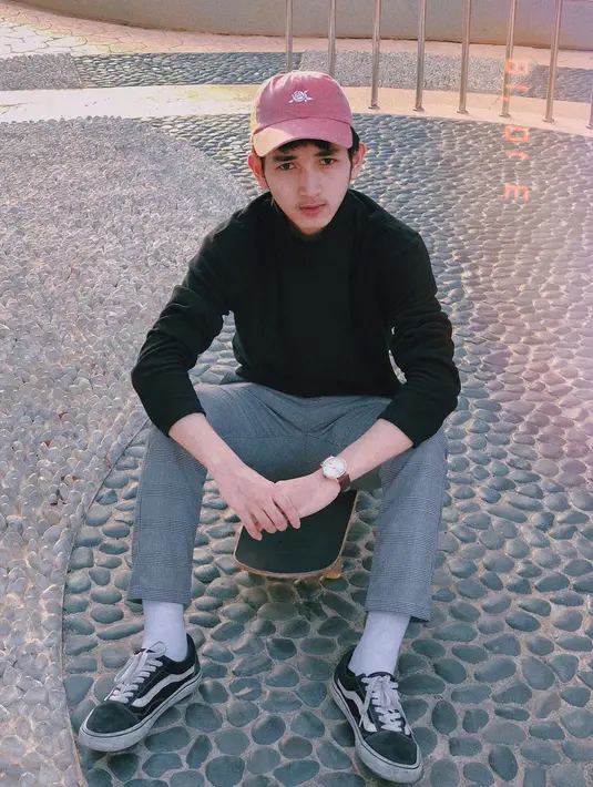 Topi baseball bisa dibilang salah satu fashion item yang wajib dimiliki pria. Untuk tampil lebih sporty, Rio menggunakan topi baseball bewarna merah jambu. Penampilan pemain sinetron Madun is Back ini sukses bikin gagal fokus. (Liputan6.com/IG/@riooramadhn)