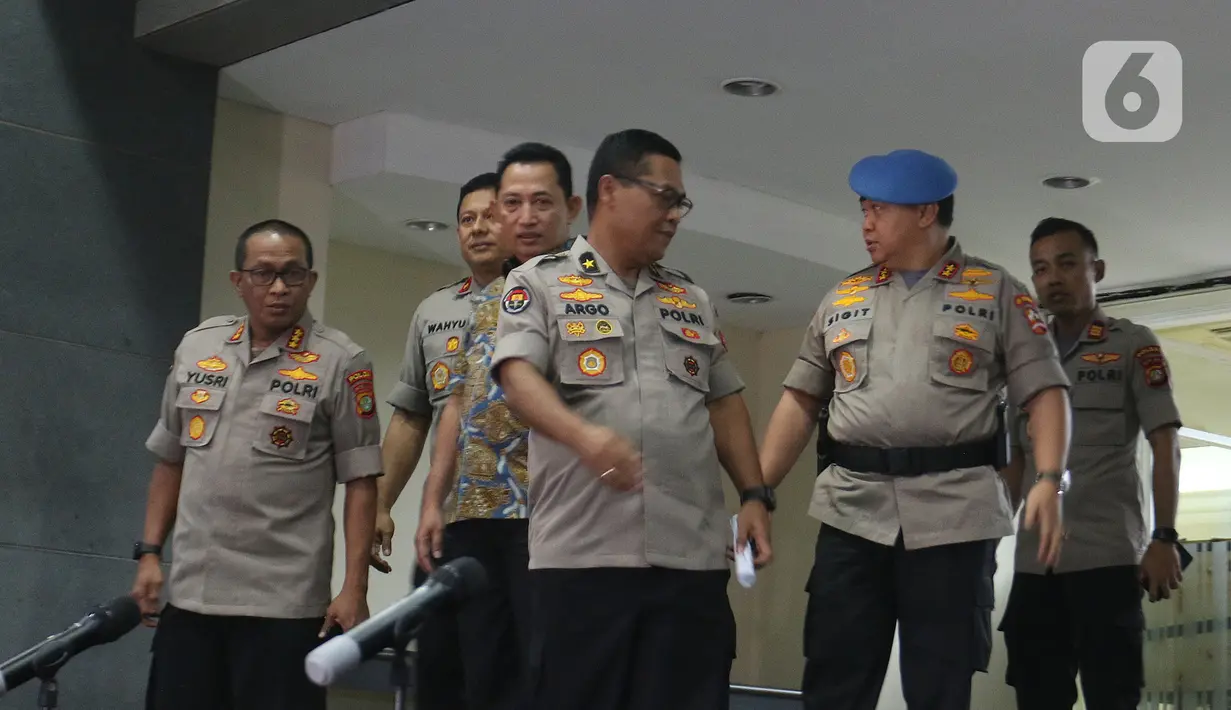 Kabareskrim Komjen Listyo Sigit Prabowo bersama jajaran kepolisian bersiap menggelar jumpa pers di Polda Metro, Jumat (27/12/2019). Kepolisian merilis pelaku penyerangan terhadap penyidik senior KPK, Novel Baswedan yang merupakan anggota Polri berinisial RM dan RB. (Liputan6.com/Herman Zakharia)