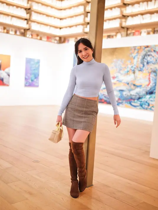 Penampilan manis lainnya dari Shandy Aulia sebagai city girl. Ia mengenakan turtleneck abu-abu, dipadu dengan mini skirt garis-garis cokelat, dan high boots cokelat. Foto: Instagram.