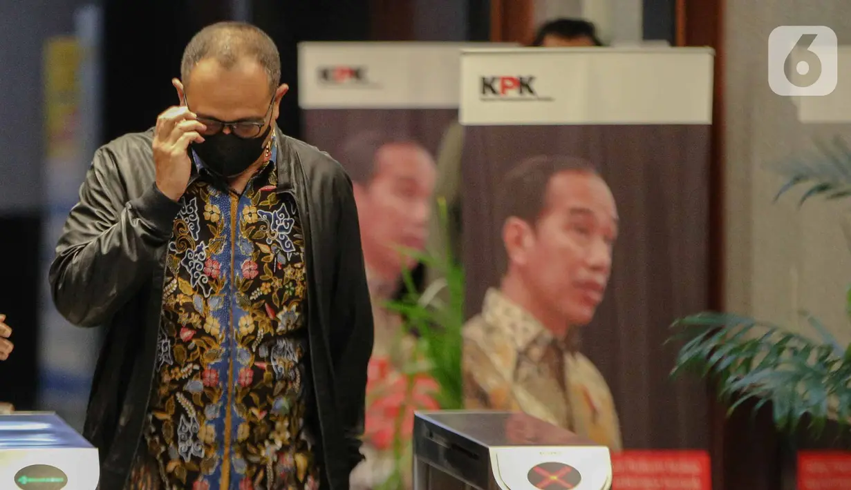 Mantan pejabat Ditjen Pajak Kementerian Keuangan (Kemenkeu) Rafael Alun Trisambodo yang juga ayah Mario Dandy usai menjalani pemeriksaan di Gedung Komisi Pemberantasan Korupsi (KPK), Jakarta, Rabu (1/3/2023). Rafael Alun Trisambodo mengaku lelah setelah menjalani pemeriksaan terkait harta kekayaannya oleh tim Komisi Pemberantasan Korupsi (KPK). (Liputan6.com/Faizal Fanani)