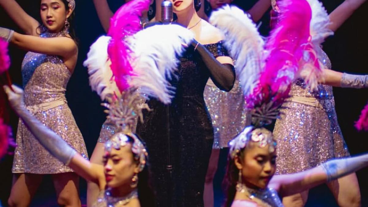 Potret Anggun Chelsea Islan dengan Gaya Makeup Bold Klasik di MV Terbaru