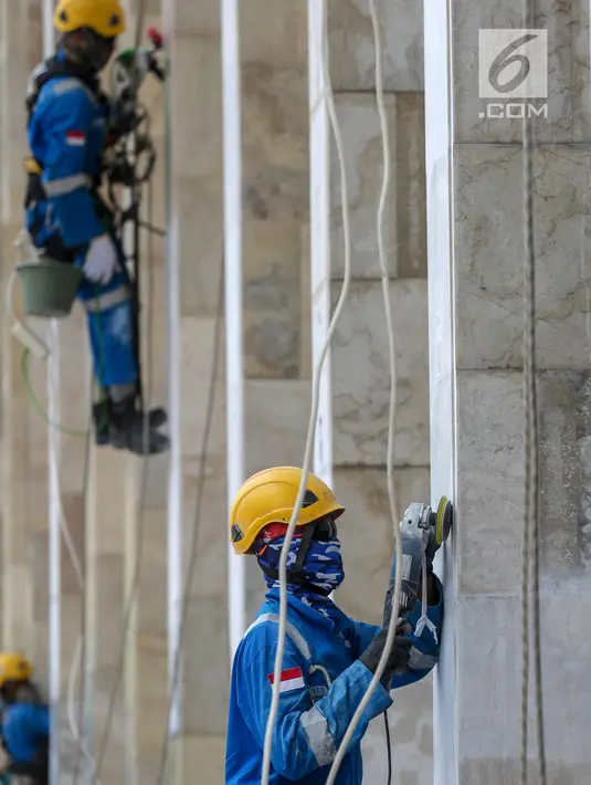 Pekerja merawat keramik Masjid Istiqlal, Jakarta, Rabu (17/7/2019). Proyek renovasi Masjid Istiqlal yang dikerjakan PT Waskita Karya dengan nilai kontrak keseluruhan sebesar Rp 465.300.998.000 proses pengerjaannya baru mencapai 2,1 persen. (Liputan6.com/Fery Pradolo)