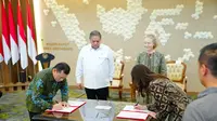 Menteri Koordinator Bidang Perekonomian Airlangga Hartarto menyaksikan penandatanganan Nota Kesepahaman (MoU) antara Kemenko Perekonomian dan ExxonMobil ExxonMobil terkait penerapan Carbon Capture and Storage (CCS). (Dok Kemenko Perekonomian)