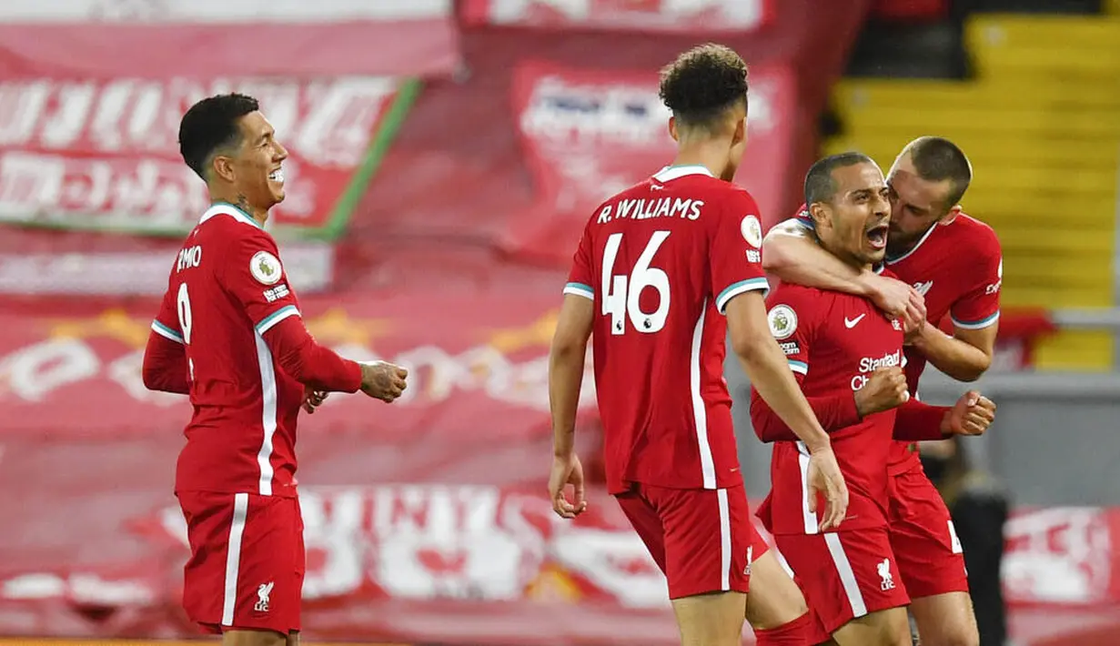 Para pemain Liverpool merayakan gol yang dicetak oleh Thiago Alcantara ke gawang Southampton pada laga Liga Inggris di Stadion Anfield, Minggu (9/5/2021). Liverpool menang dengan skor 2-0. (Paul Ellis/Pool via AP)