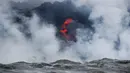 Lava pijar Gunung Kilauea saat mengalir ke laut di dua lokasi dekat Pahoa, Hawaii, Amerika Serikat, Senin (21/5). (AP Photo/Jae C. Hong)