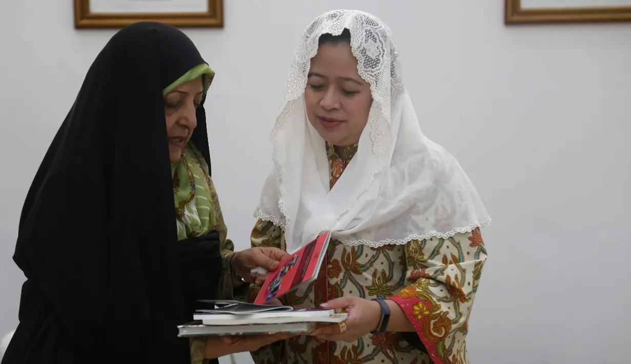 Menteri Koordinator bidang Pembangunan Manusia dan Kebudayaan (PMK) Puan Maharani menerima kunjungan kerja Wakil Presiden Iran bidang Wanita dan Urusan Keluarga, Masuomeh Ebtekar di kantor Kemenko PMK, Rabu (2/5). (Liputan6.com/HO/Humas Kemenko PMK)