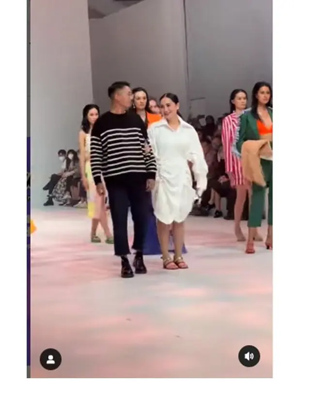 10 Potret Nagita Slavina Rilis Koleksi Baju di JFW 2023, Raffi Ahmad Ikut Mendukung