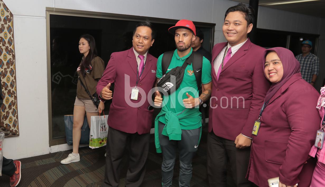 Fans yang berada di bandara berebut foto bersama Stefano Lilipaly saat Timnas Indonesia tiba dari Thailand di Bandara Soekarno-Hatta, Cengkareng, (18/12/2016). (Bola.com/Nicklas Hanoatubun)