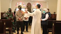 Khofifah Indar Parawansa mengecek pengamanan di gereja Katedral Surabaya jelang paskah. (Dian Kurniawan/Liputan6.com)