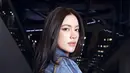 Ia menjinjing Dior Médaillon Flap Bag yang jadi statement piece pada penampilannya. [Dior]