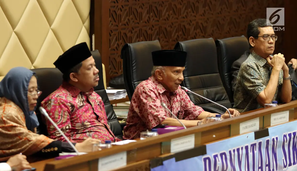 Politisi PAN, Amien Rais, Wakil Ketua DPR Fahri Hamzah dan Mantan Komisioner KPU Chusnul Mariyah saat menjadi narasumber dalam pernyataan sikap "DPT Bermasalah: Pemilu 2019 Berpotensi Chaos!" di Komplek Parlemen Senayan, Jakarta, Selasa (9/4). (Liputan6.com/Johan Tallo)