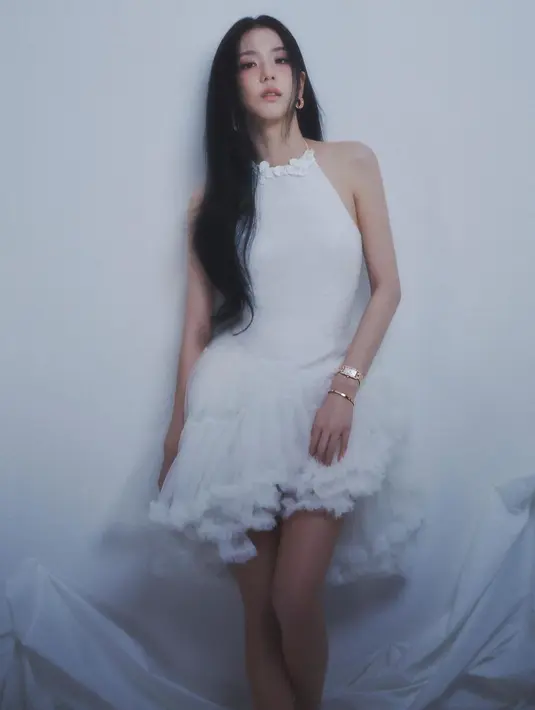 Di potret lainnya, Jisoo tampil luar biasa cantik bak bidadari dengan dress putih tanpa lengan. Dress ini memiliki detail rok tutu, disempurnakan dengan gaya rambut hitam panjangnya yang dibiarkan tergerai dan nuansa makeup peach. [Foto: Instagram/sooyaaa__]