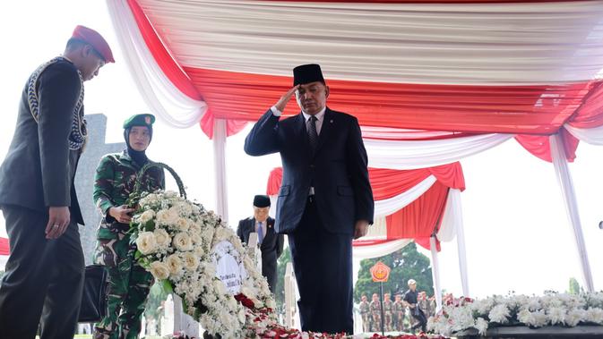 Penghormatan Terakhir Menhan Sjafrie untuk Mayor Zulmi di Taman Makam Pahlawan Cikutra