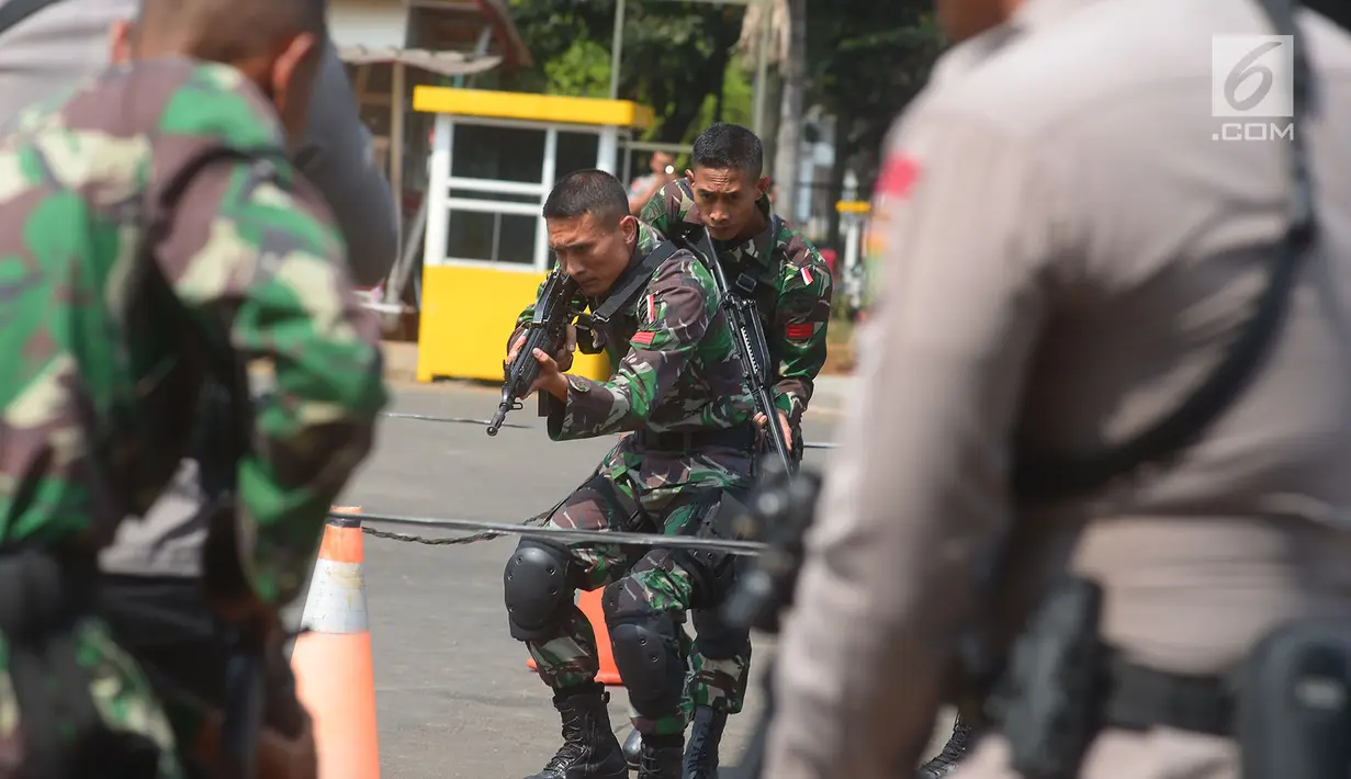 Personel TNI melakukan latihan pengamanan Asian Games 2018 di lapangan Istora Senayan, Jakarta, Rabu (18/7). Latihan gabungan bersama Polri ini terkait pengawalan tamu VVIP Asian Para Games 2018 dan mengatasi gangguan yang terjadi (Merdeka.comImam Buhori)