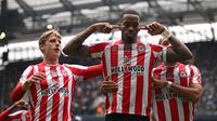 Selebrasi striker Brentford, Ivan Toney usai mencetak gol ke gawang Manchester City di ajang Liga Inggris 2022/2023. (OLI SCARFF / AFP)