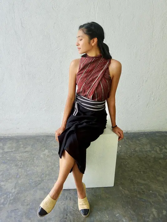 Pada 2012, Mikha bermain di film layar lebar yang berjudul Fallin'In Love. Di film tersebut, ia berperan sebagai Larasati. (Foto: instagram.com/miktambayong)