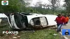 Minibus yang melaju dari arah Bandung menuju Subang tersebut menabrak tebing hingga terguling.