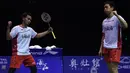 Pebulutangkis Indonesia, Mohammad Ahsan dan Hendra Setiawan, merayakan keberhasilan menaklukan pasangan Denmark pada final Piala Thomas. Ahsan/Hendra menang  21-18, 21-13 dari Mads Conrad-Petersen dan Pieler Kolding. (AFP/Johannes Eisele)