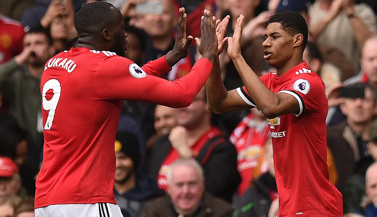 Striker Manchester United, Marcus Rashford merayakan gol yang dicetaknya ke gawang Liverpool pada laga Premier League di Stadion Old Trafford, Manchester, Sabtu (10/3/2018). MU menang 2-1 atas Liverpool. (AFP/Oli Scarff)