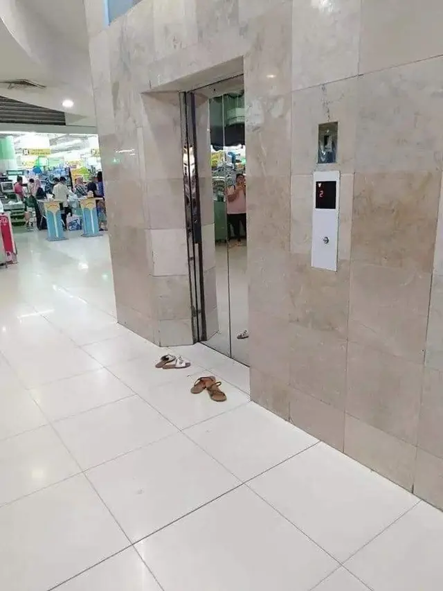 6 Potret Kocak Orang Lepas Sandal di Tempat Umum Ini Bikin Geleng Kepala