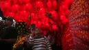 Melalui Festival Imlek 2026 diharapkan masyarakat kota Jakarta bisa melewati Tahun Kuda Api dengan keberuntungan, kenyamanan, keamanan, kebahagiaan. Tampak dalam foto, seorang wanita menggunakan telepon selulernya sambil berjalan di bawah lampion yang dipasang untuk merayakan Tahun Baru Imlek 2577 Kongzili di kawasan Bundaran Hotel Indonesia (HI), Jakarta, Jumat 13 Februari 2026. (AP Photo/Dita Alangkara)