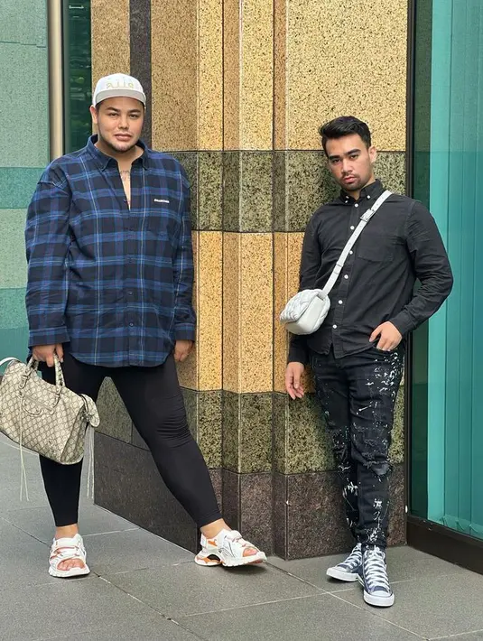 Bersama Ivan Gunawan, bestie sekaligus rekan kerja Manscrow Gilang. Mendiang bergabung dalam Yayasan Dunia Mega Bintang bentukan Ivan. [Foto: @manscrow_gilang]