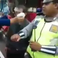 Video emak-emak gigit polisi menarik perhatian netizen dan inilah dia polisi yang jadi korban. (Istimewa)