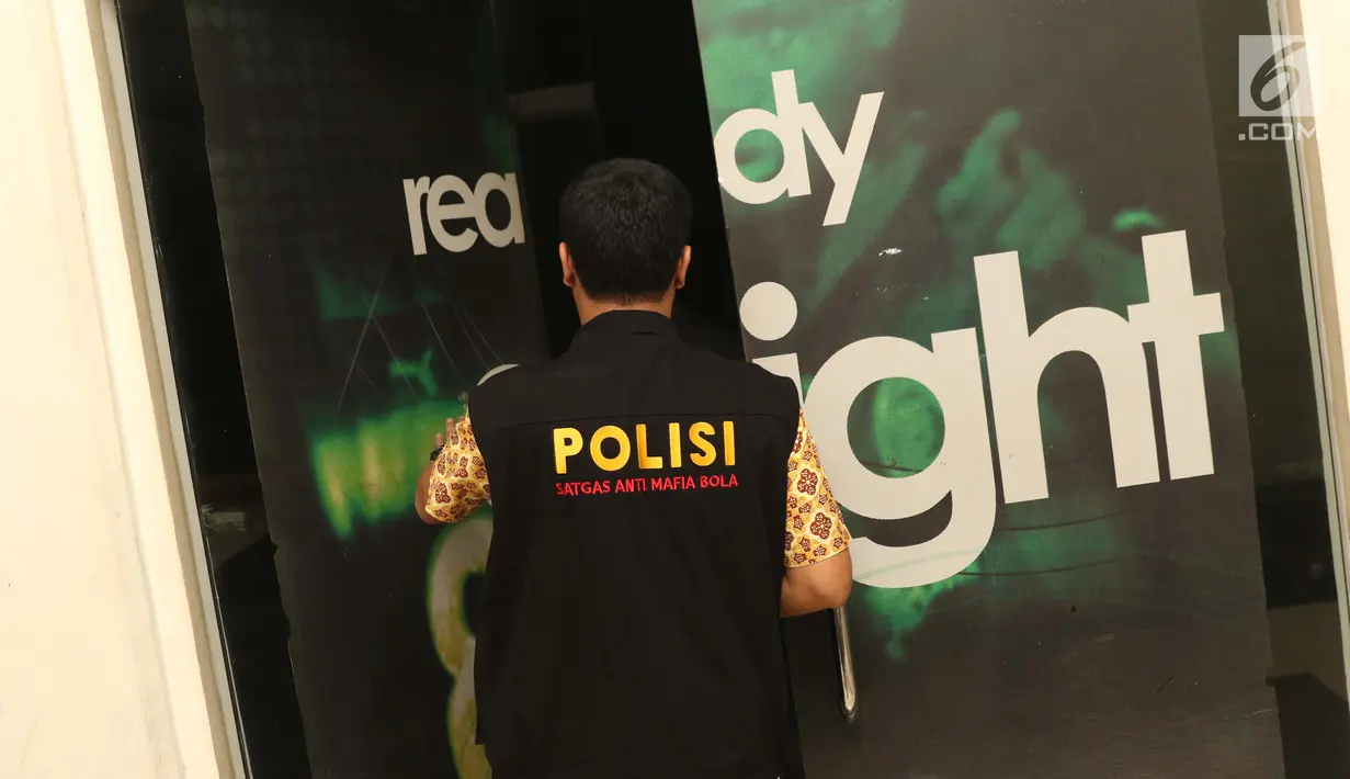 Tim Satgas Anti Mafia Bola bersiap melakukan penggeledahan di Kantor PT Liga Indonesia di Kawasan Kuningan, Jakarta, Jumat (1/2). Sebelumnya, Tim Satgas Anti Mafia Bola melakukan penyegelan lebih dulu pada Kamis (30/1). (Liputan6.com/Helmi Fithriansyah)