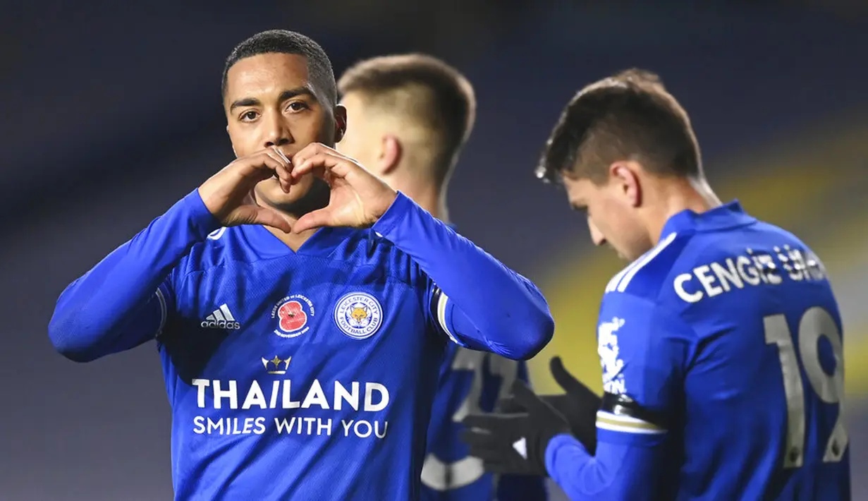 Pemain Leicester City Youri Tielemans melakukan selebrasi usai mencetak gol ke gawang Leeds United pada pertandingan Liga Premier Inggris di Elland Road, Leeds, Inggris, Senin (2/11/2020). Leicester City membantai Leeds United dengan skor 4-1. (Michael Regan/Pool via AP )