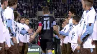 Video highlights perpisahan Miroslav Klose dengan Lazio yang diwarnai tangis haru dari sang legenda Jerman tersebut.